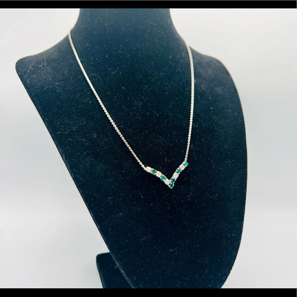 Vintage emerald green & clear rhinestone necklace silver chain 16”